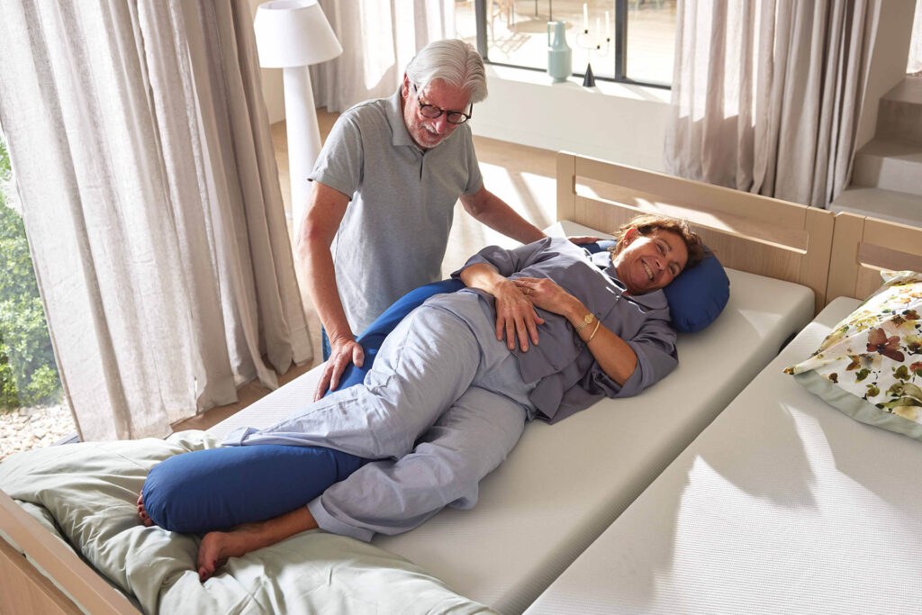 Pfleger positioniert seine Patientin mit dem Full Body Positionierungskissen in der Seitenlage