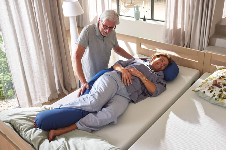 Pfleger positioniert seine Patientin mit dem Full Body Positionierungskissen in der Seitenlage