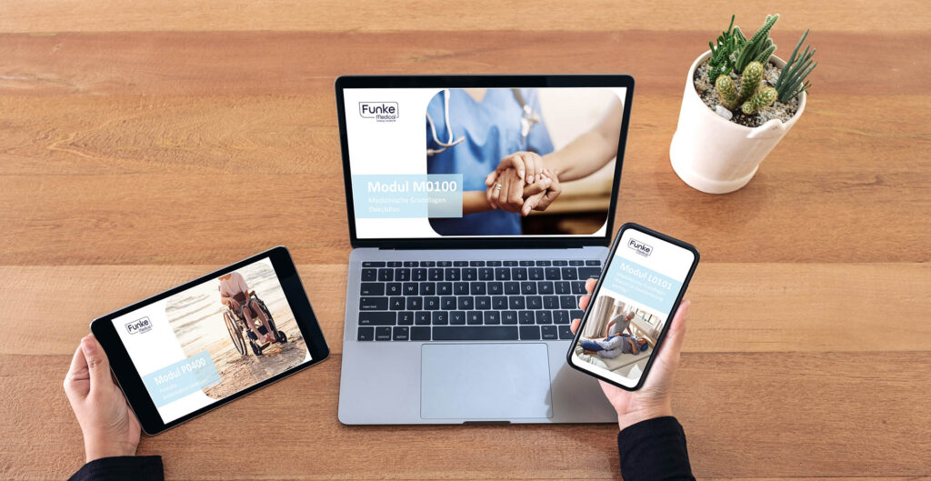 Schreibtisch mit einem Laptop, Tablet, Handy und Pflanze, auf allen Bildschirmen sind Ausschnitte der Funke Medical Academy zu sehen