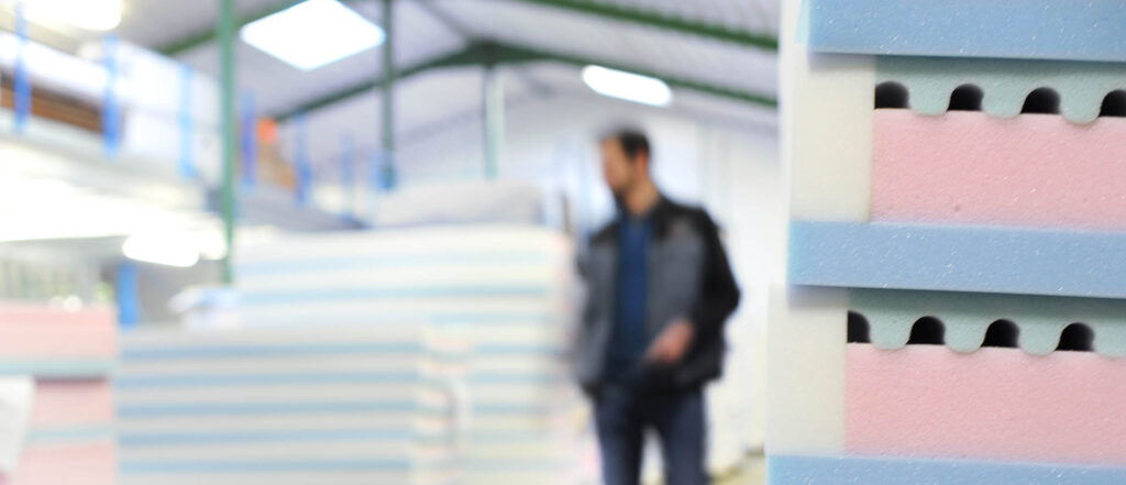 Ausschnitt der Produktion, gestapelte Matratzenkerne