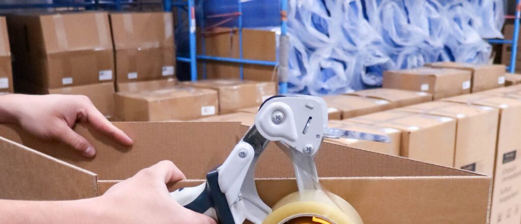 Karton wird im Lager versandfertig gemacht