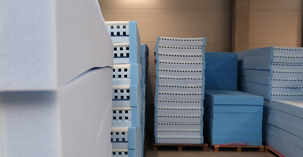 Gestapelte Matratzenkerne in der Produktion