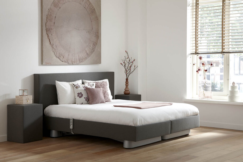 Pflegebett Scintilla 2500 in der Einrichtung eines Schlafzimmers