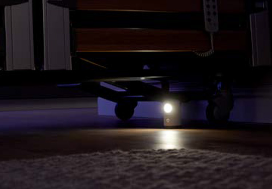 Pflegebett von unten mit einer Unterbettbeleuchtung