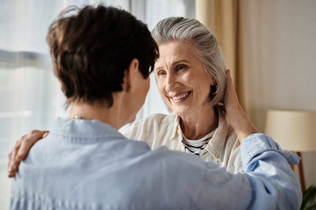 Zwei Frauen lächeln sich an