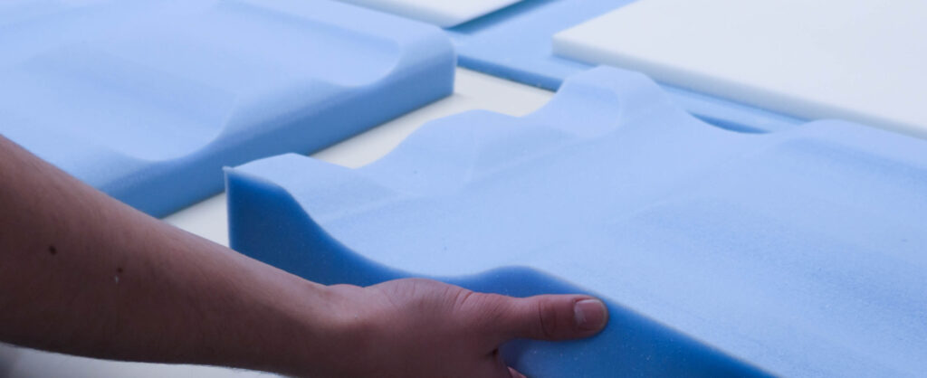 Produktionsmitarbeiter fertigt ein Sitzkissen an